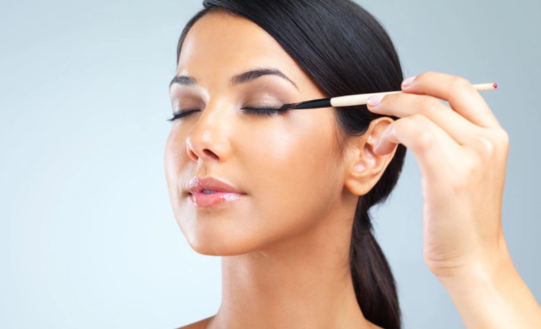 The Best Tips to Choose Eyeliner for Sensitive Eyelids